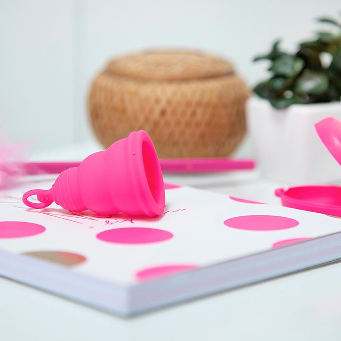 Intimina Lily Cup One składany kubeczek menstruacyjny dla początkujących 
