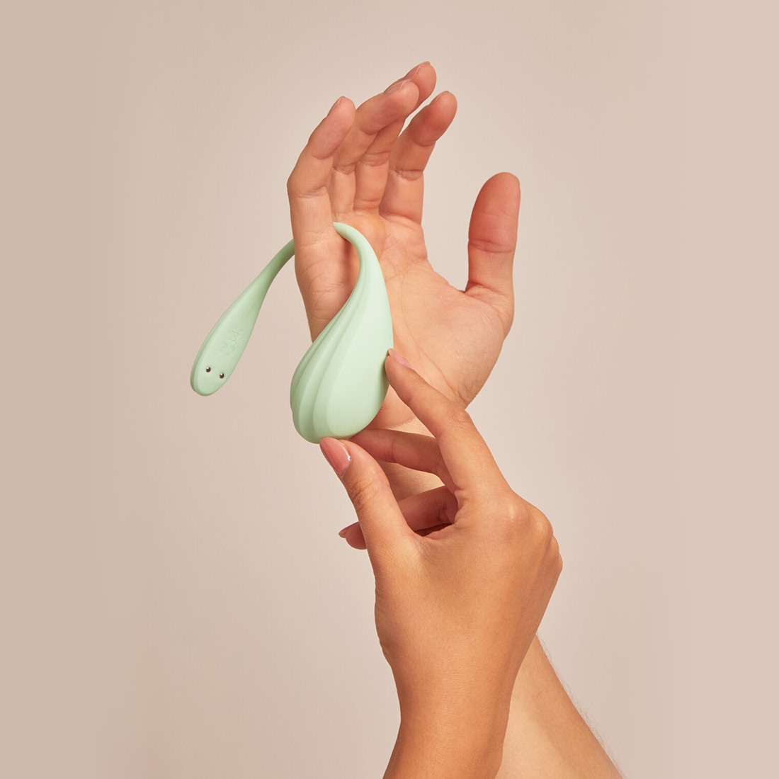 Satisfyer Smooth Petal wibrująca kulka sterowana telefonem 