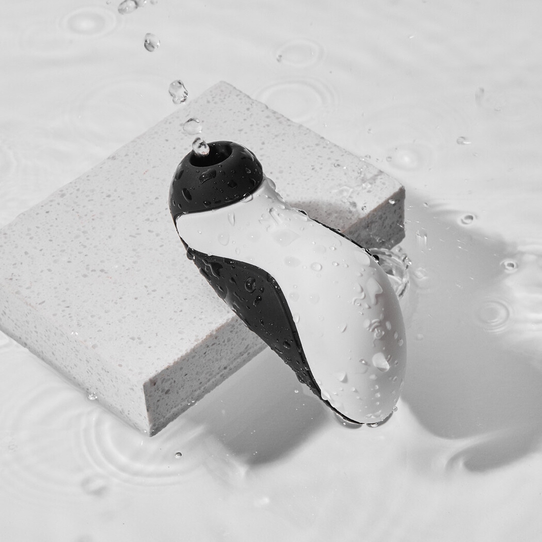 Satisfyer Orca bezdotykowo-wibrujący masażer łechtaczki 2 w 1