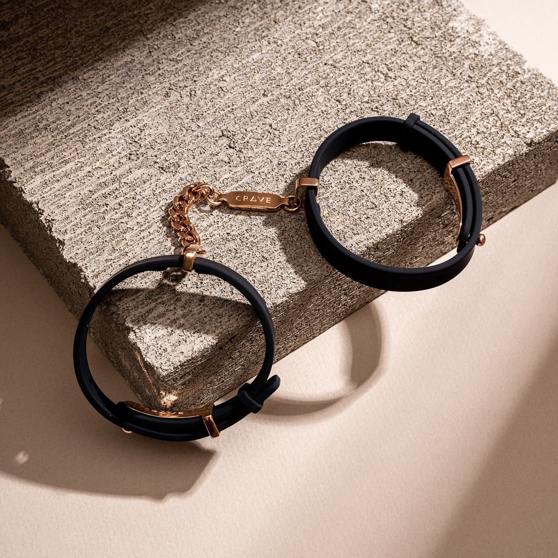 Crave ID Cuffs ozdobne kajdanki do rąk