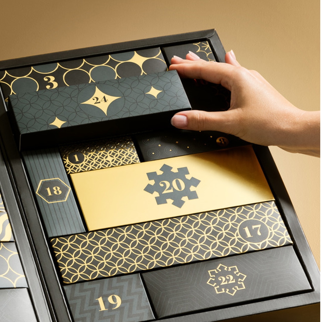 Womanizer Indulge in Luxury kalendarz z gadżetami i akcesoriami dla par na 24 dni