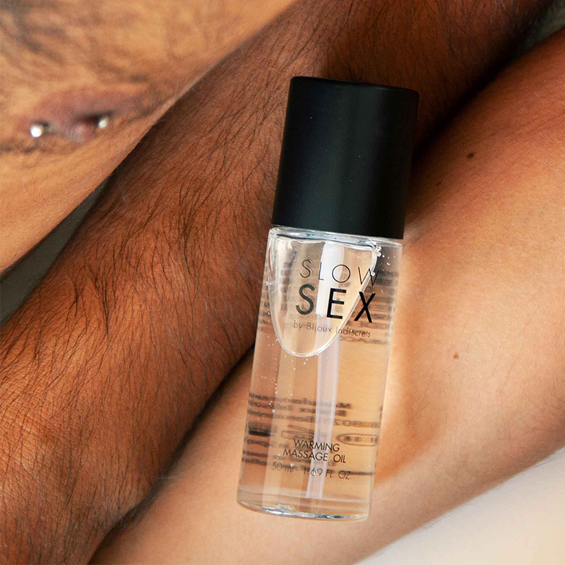 Bijoux Indiscrets Slow Sex rozgrzewający olejek do masażu sprzyjający pocałunkom